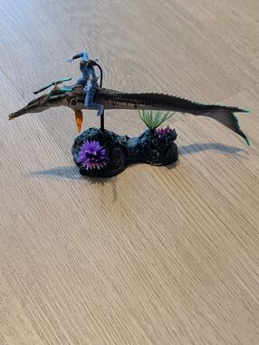 Avatar Longfish Aquarium Ornament with Purple Coral Accent
